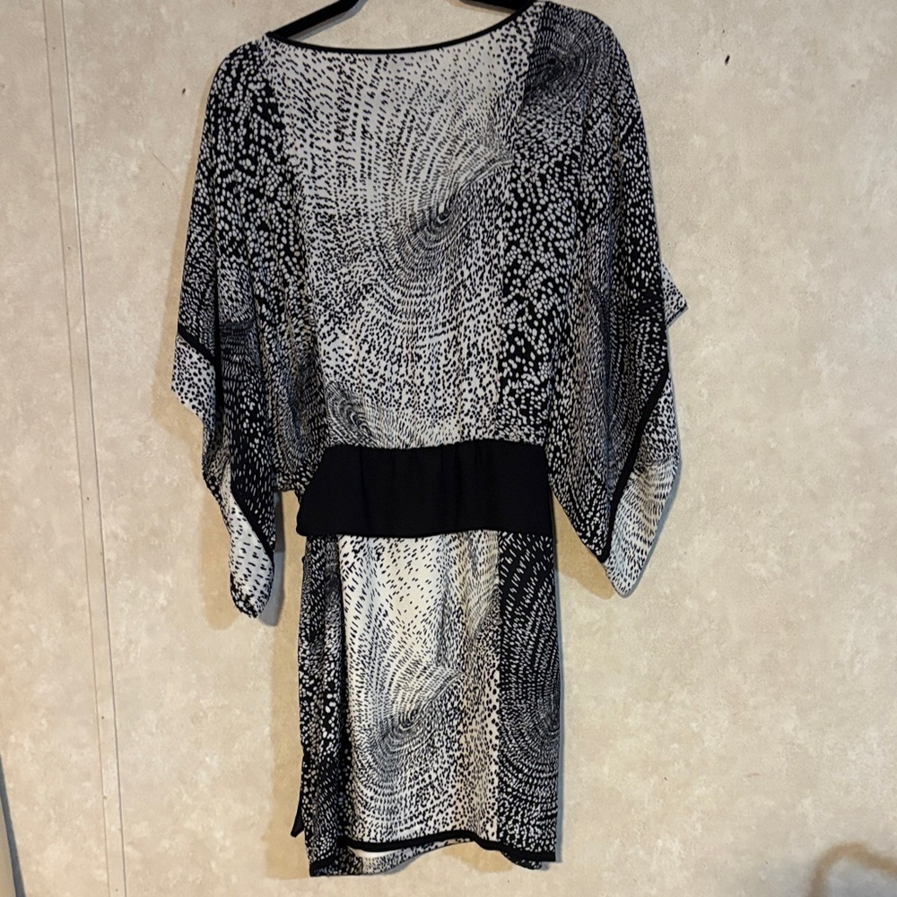 BCBGMaxAzria Monochrome Patterned Dress with Tie - Picture 6 of 7